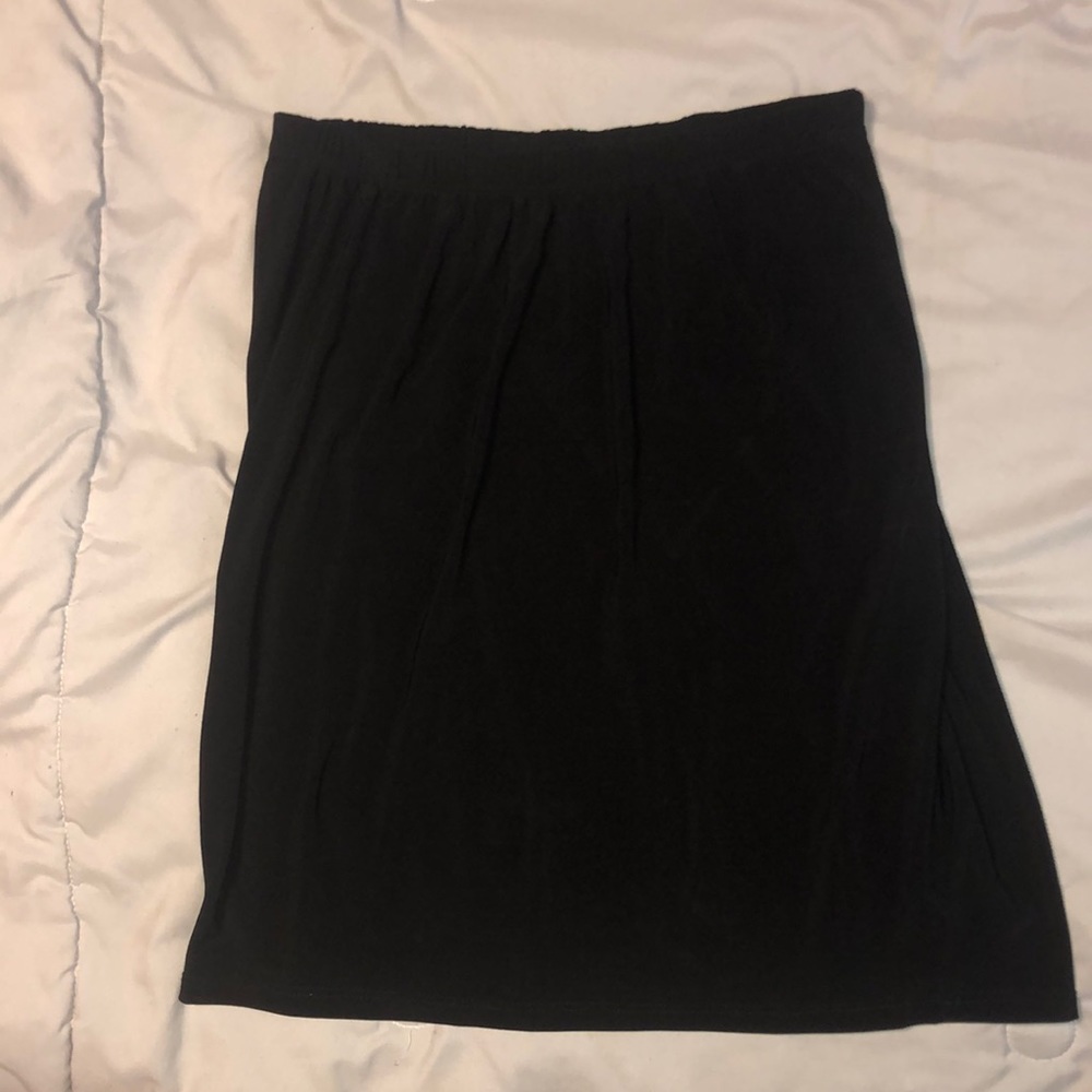 It’s a black skirt /only wore it 3 times it’s a comfortable skirt